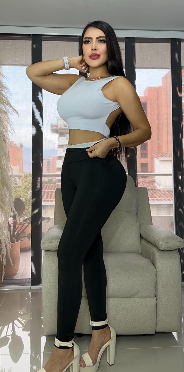Pantalón con faja interna y levanta cola